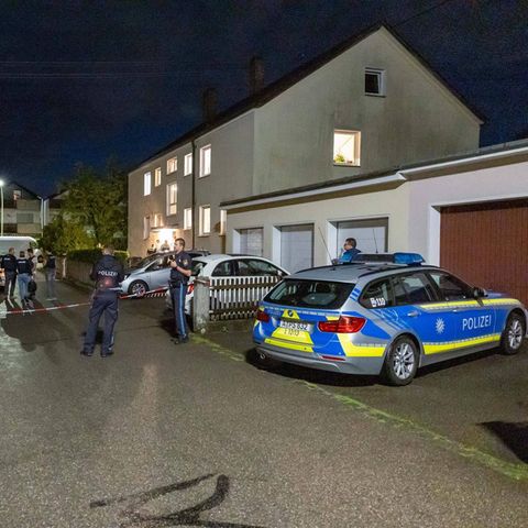 Drei Menschen wurden in diesem Mehrfamilienhaus in Langweid bei Augsburg erschossen