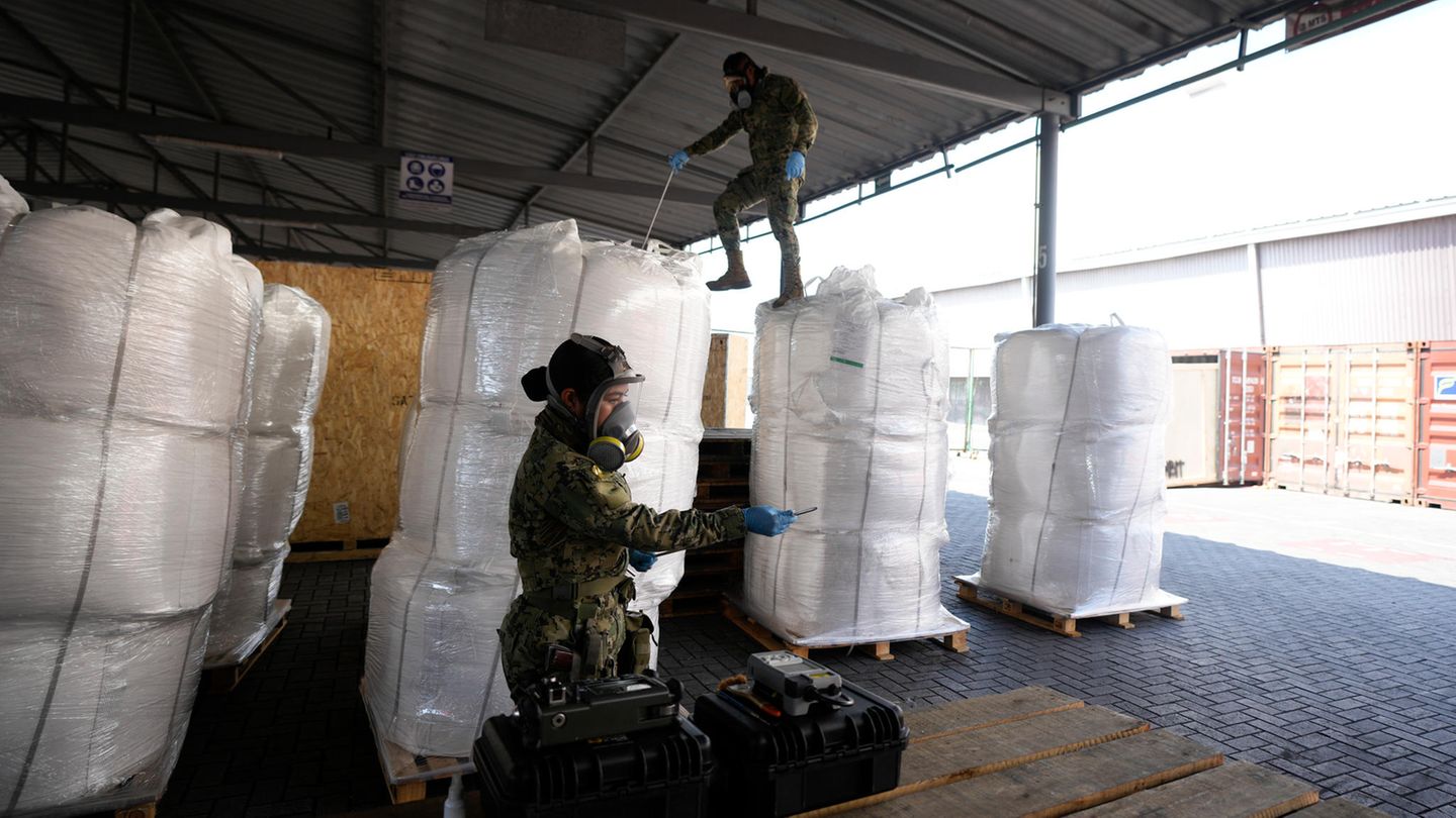 Soldaten nehmen Proben aus einer Lieferung von Chemikalien im Hafen von Manzanillo
