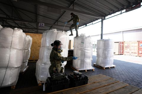 Soldaten nehmen Proben aus einer Lieferung von Chemikalien im Hafen von Manzanillo