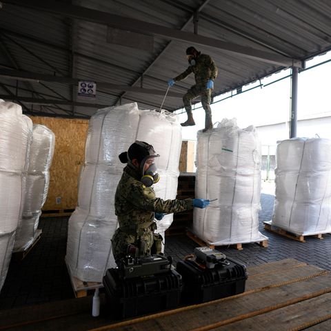 Soldaten nehmen Proben aus einer Lieferung von Chemikalien im Hafen von Manzanillo