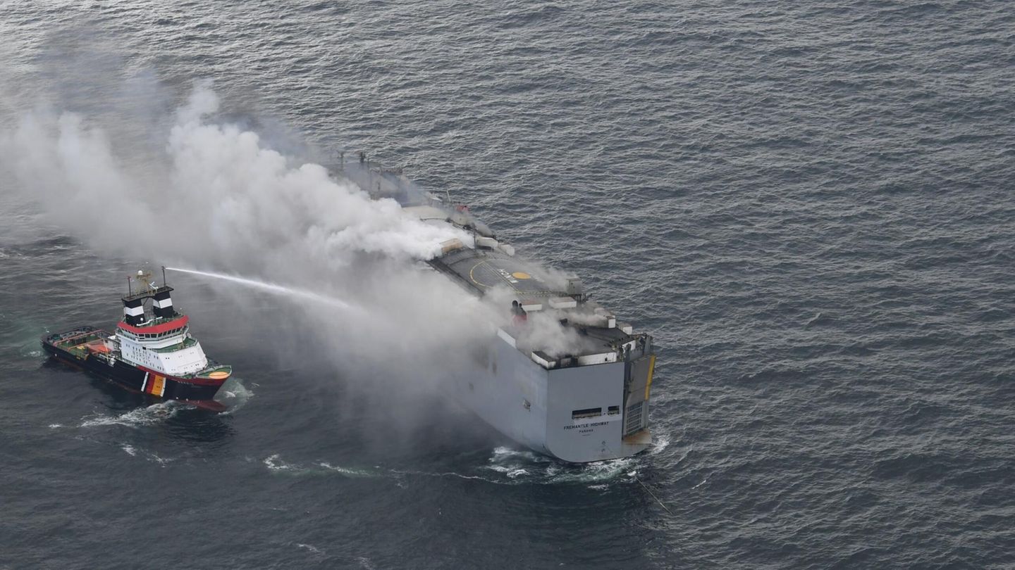 Brennender Frachter "Fremantle Highway" in der Nordsee