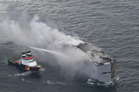 Brennender Frachter "Fremantle Highway" in der Nordsee