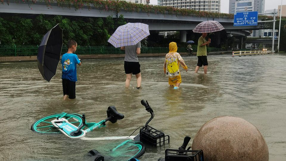 Hochwasser im Osten Chinas: Anwohner waten nach Taifun "Doksuri" durch die Fluten