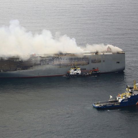 Der Autofrachter brennt seit Tagen vor der niederländischen Nordseeküste. 