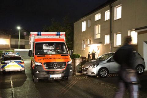 Rettungskräfte und Polizei waren am Freitagabend in Langweid am Lech (Landkreis Augsburg) im Großeinsatz