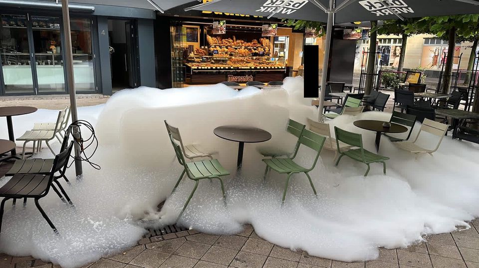 Euskirchen DE-Ticker Brunnen In der Fußgängerzone von Euskirchen hat sich ein großer Schaumteppich ausgebreitet.