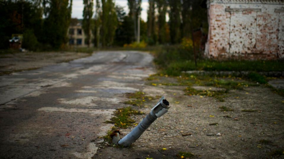 Eine nicht explodierte russische Rakete ragt in dem Dorf Staryi-Saltiv aus dem Boden Eine nicht explodierte russische Rakete ragt in dem Dorf Staryi-Saltiv aus dem Boden