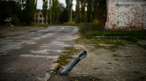 Eine nicht explodierte russische Rakete ragt in dem Dorf Staryi-Saltiv aus dem Boden