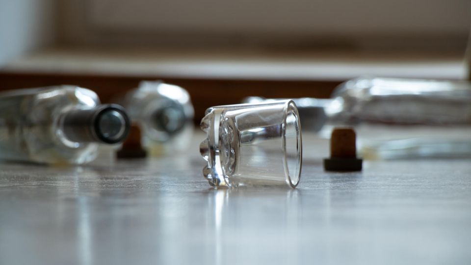 In der Wohnung des Mannes fanden die Ermittler mehrere leere Schnapsflaschen (Symbolfoto für Story in den USA)