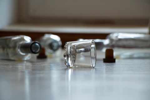 In der Wohnung des Mannes fanden die Ermittler mehrere leere Schnapsflaschen (Symbolfoto für Story in den USA)