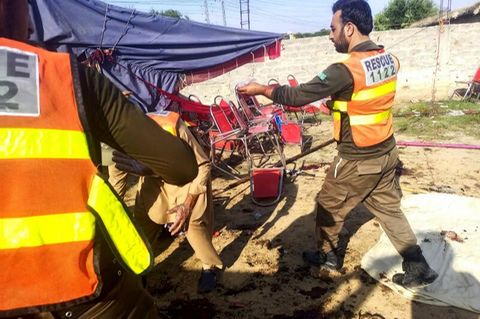 Rettungskräfte, die nach der Bombenexplosion den Ort inspizieren