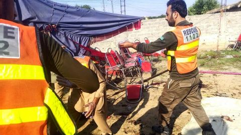 Rettungskräfte, die nach der Bombenexplosion den Ort inspizieren