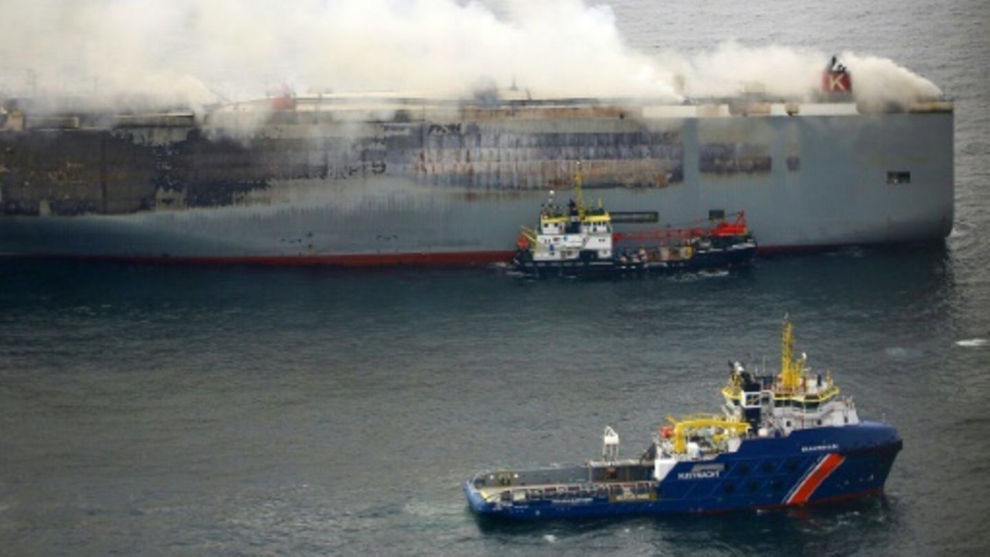 Brennender Auto-Frachter im Wattenmeer wird nun doch abgeschleppt