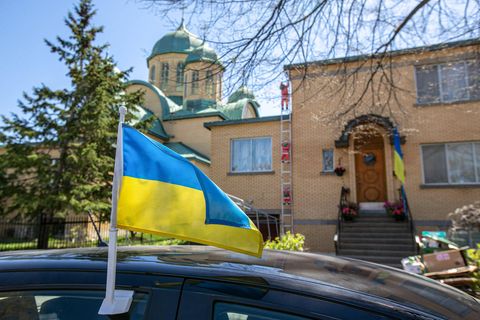 Auto mit Flagge der Ukraine