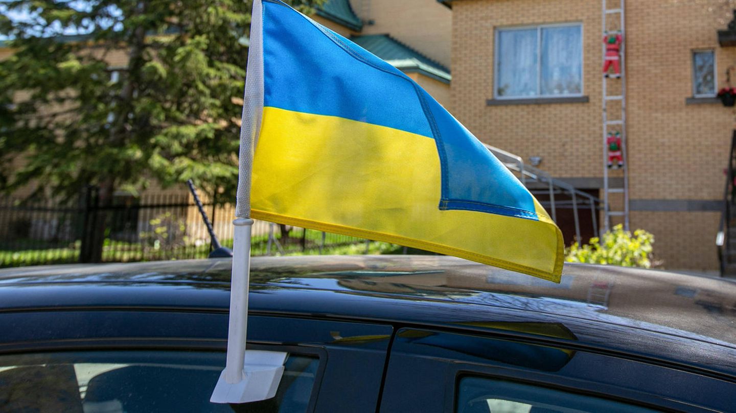 Auto mit Flagge der Ukraine