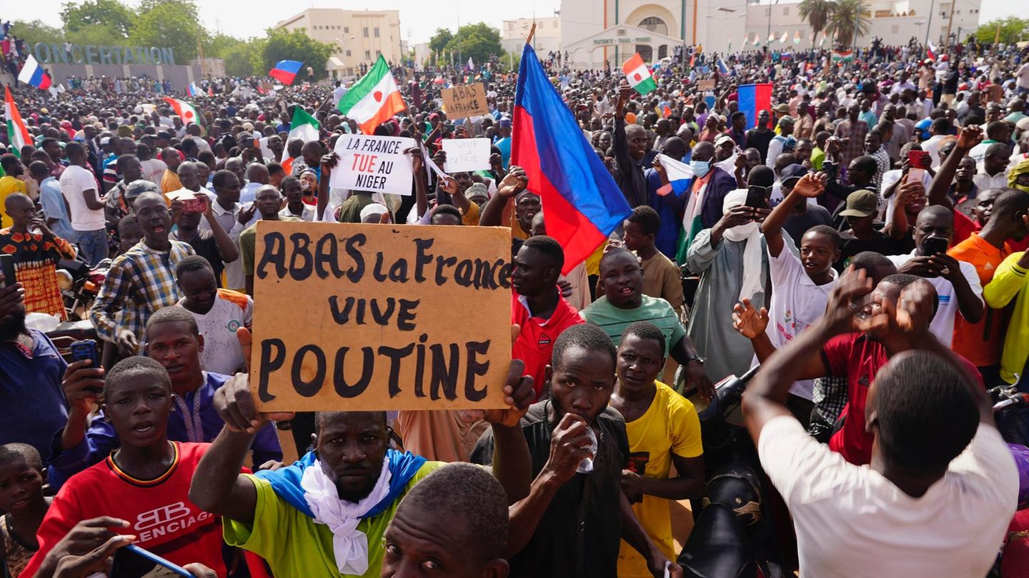 Nach dem Militärputsch im Niger: Afrikanische Gemeinschaft stellt Putschisten ein Ultimatum – und Frankreich streicht Finanzhilfen