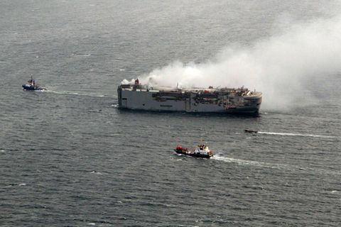 Zwei Schlepper ziehen die "Fremantle Highway" kontrolliert mit etwa 5,5 Kilometer pro Stunde zu ihrem neuen Liegeplatz