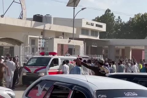 Video: Polizei - Mindestens 40 Tote bei Anschlag auf Parteiversammlung in Pakistan