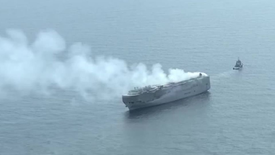 "Fremantle Highway": Hier wird der brennende Autowrachter in der Nordsee abgeschleppt