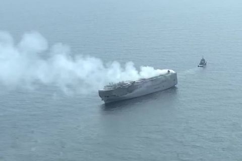 "Fremantle Highway": Hier wird der brennende Autowrachter in der Nordsee abgeschleppt