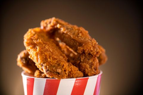 Chicken Wings in einem Eimer.