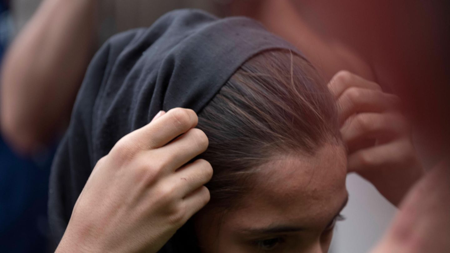 Frau im Iran richtet sich das Kopftuch