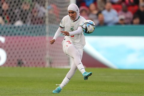 Nouhaila Benzina (Marokko) spielt als erste Fußballerin mit Hidschab