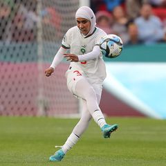 Nouhaila Benzina (Marokko) spielt als erste Fußballerin mit Hidschab