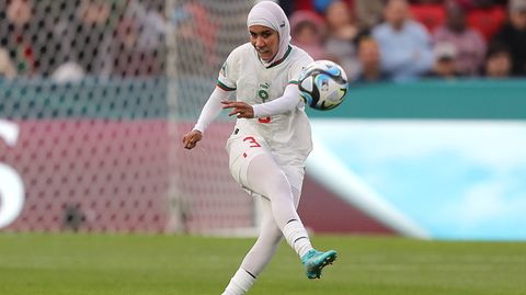 Nouhaila Benzina (Marokko) spielt als erste Fußballerin mit Hidschab