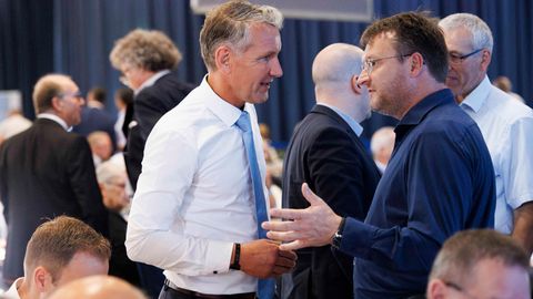 AfD-Parteitag in Magdeburg: Björn Höcke (l.) spricht mit Landrat Robert Sesselmann aus Sonneberg