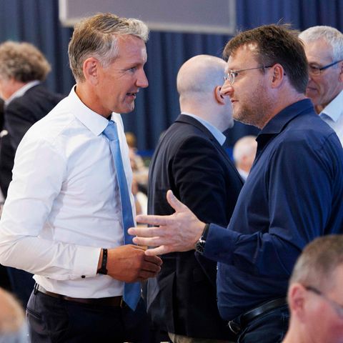 AfD-Parteitag in Magdeburg: Björn Höcke (l.) spricht mit Landrat Robert Sesselmann aus Sonneberg