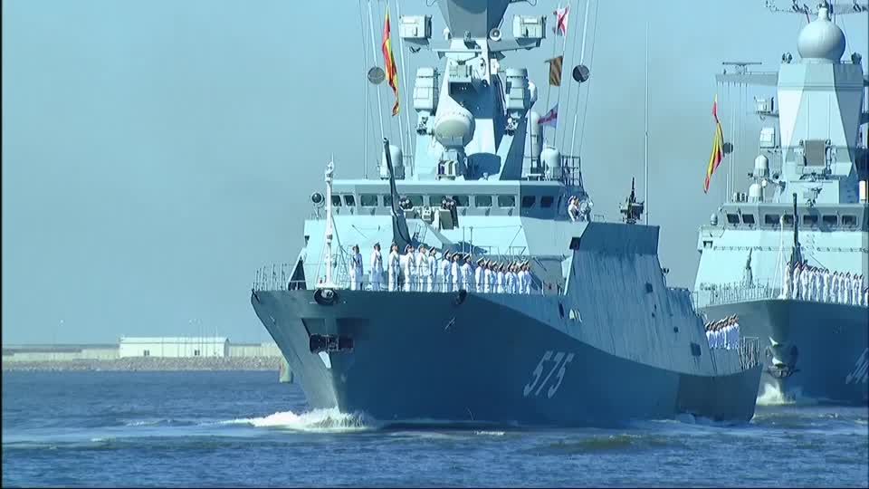 Video: Russland: Große Marineparade in St. Petersburg