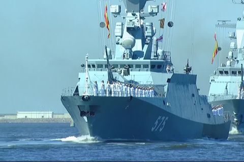 Video: Russland: Große Marineparade in St. Petersburg
