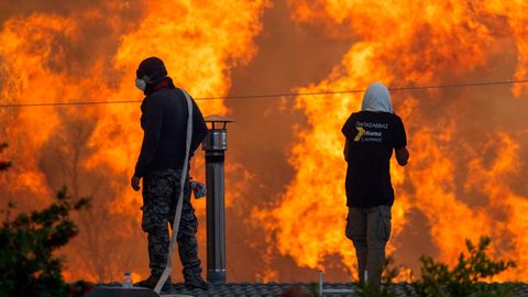 Klimakrise (hier einer der Waldbrände auf Rhodos), Corona, Krieg in der Ukraine: die vielen Krisen auf der Welt haben Auswirkungen auf die Deutschen. Zeit zum Verschnaufen gibt es kaum