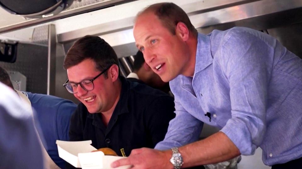 Video: Prinz Willliam serviert "Burger-nah" Buletten aus einem Foodtruck
