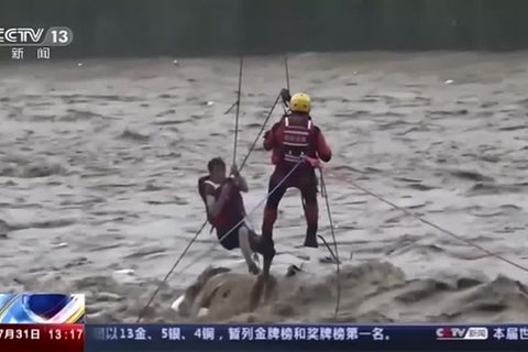 Video: Taifun "Doksuri": Dramatische Rettung in China