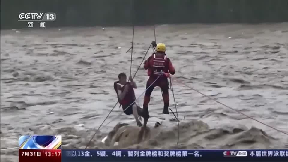 Video: Taifun "Doksuri": Dramatische Rettung in China