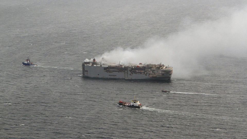 Zwei Schlepper hatten den brennenden Frachter an einen sichereren Ort gebracht, abseits des Schiffverkehrs