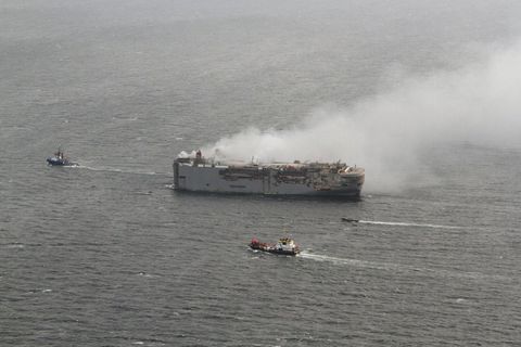 Zwei Schlepper hatten den brennenden Frachter an einen sichereren Ort gebracht, abseits des Schiffverkehrs