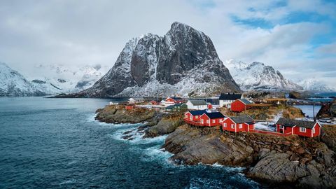 Fischerdorf Hamnoy mit roten Rorbu Häusern im norwegischen Fjord im Winter