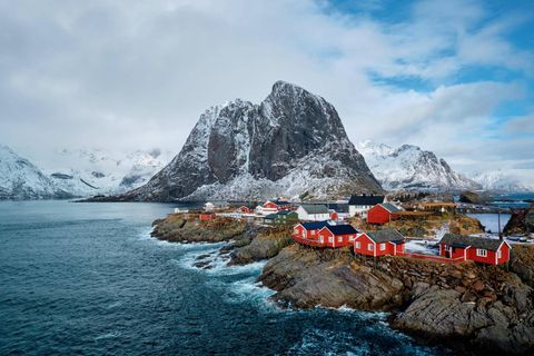 Fischerdorf Hamnoy mit roten Rorbu Häusern im norwegischen Fjord im Winter