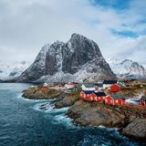 Fischerdorf Hamnoy mit roten Rorbu Häusern im norwegischen Fjord im Winter