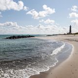 Ostseestrand mit Leuchtturm in Skagen, Dänemark