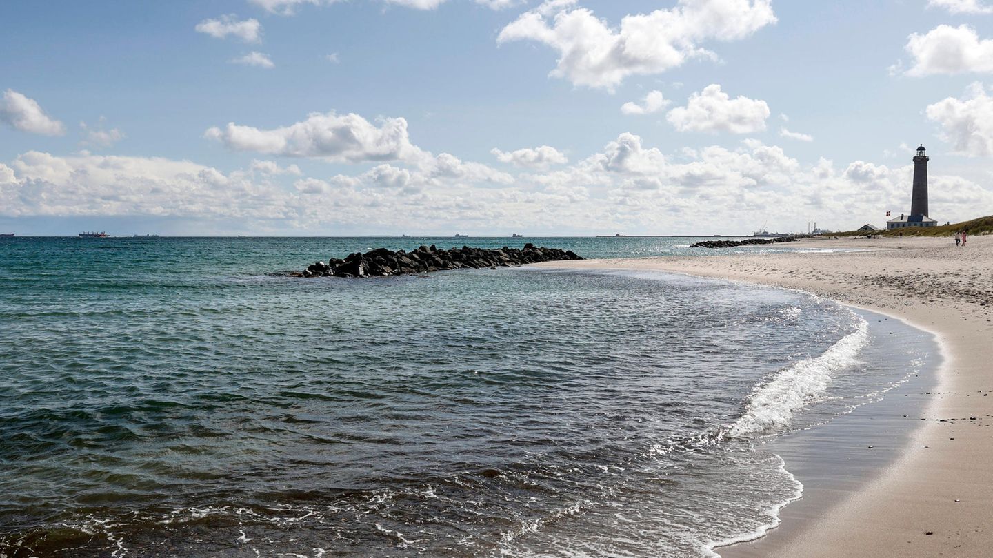 Ostseestrand mit Leuchtturm in Skagen, Dänemark
