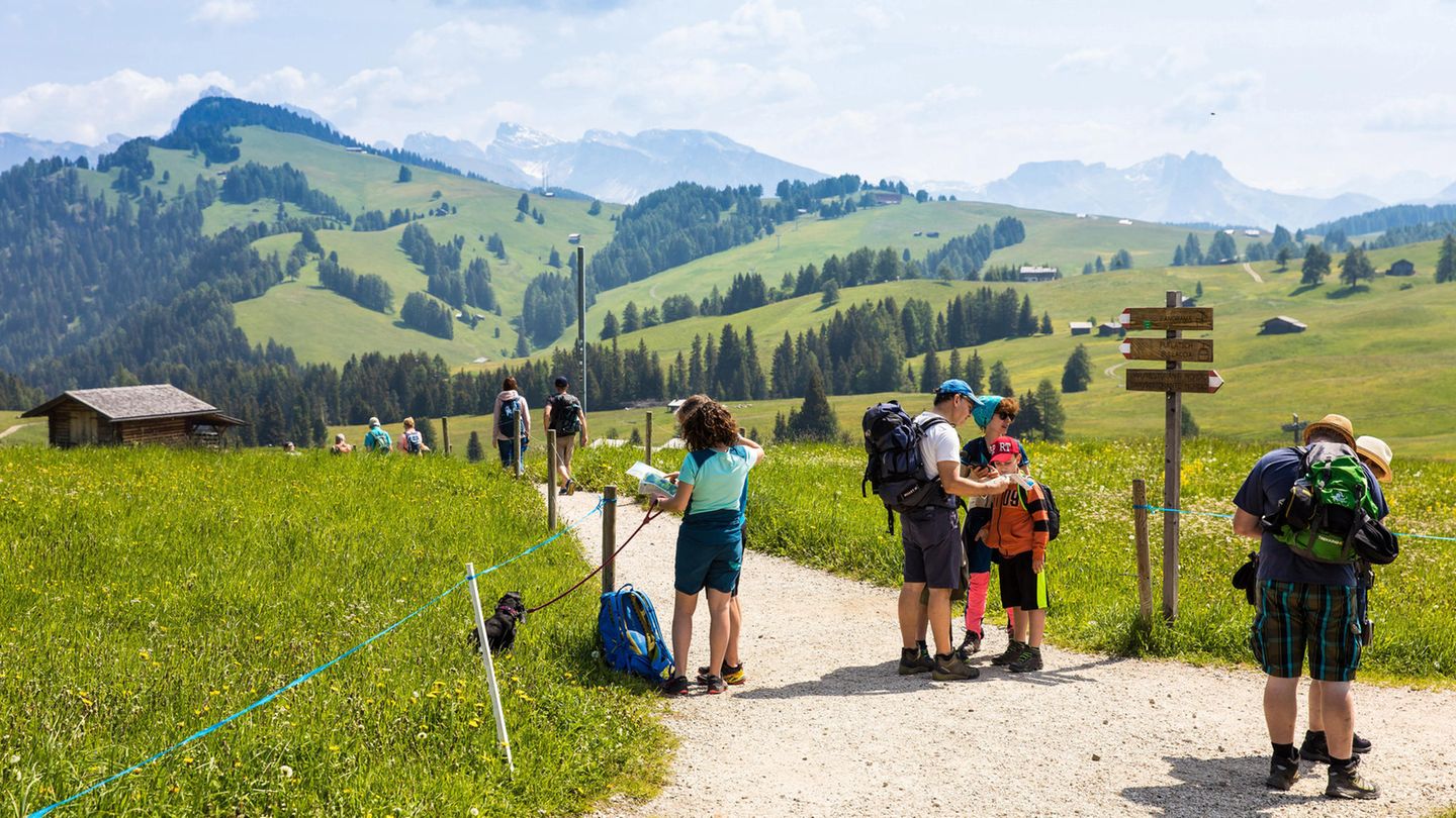 Wanderer auf der Seiser Alm in Österreich