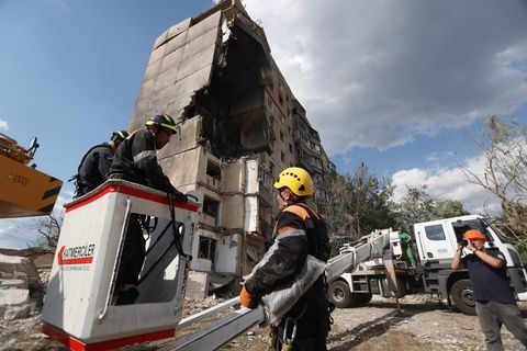 Ein Hochhaus in der Ukraine wurde durch Raketen zerstört, Helfer suchen nach Verletzten