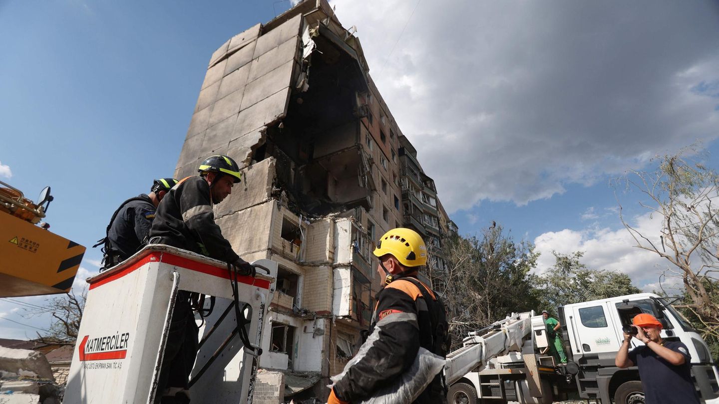 Ein Hochhaus in der Ukraine wurde durch Raketen zerstört, Helfer suchen nach Verletzten