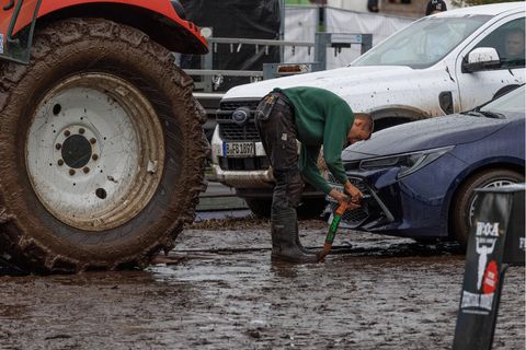 Auf dem Wacken Open Air muss schweres Gerät helfen