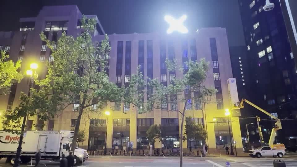 Schlappe für Elon Musk: Posse um neues Twitter-Logo: Warum das leuchtende "X"  auf der Firmenzentrale schon wieder weg ist