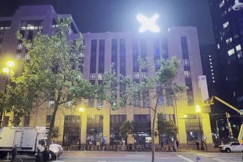 Schlappe für Elon Musk: Posse um neues Twitter-Logo: Warum das leuchtende "X"  auf der Firmenzentrale schon wieder weg ist